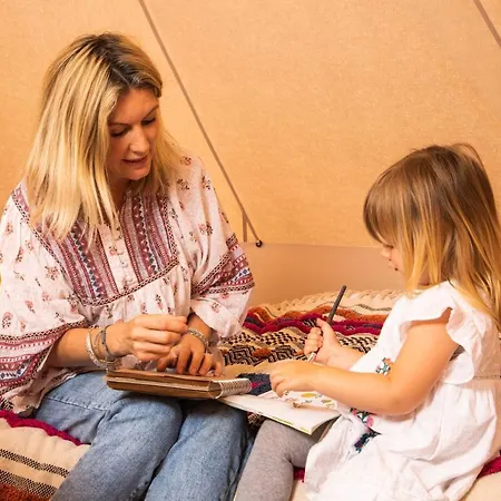 Campingplads Infinite Sun Glamping Bell Tent - The Family Zone